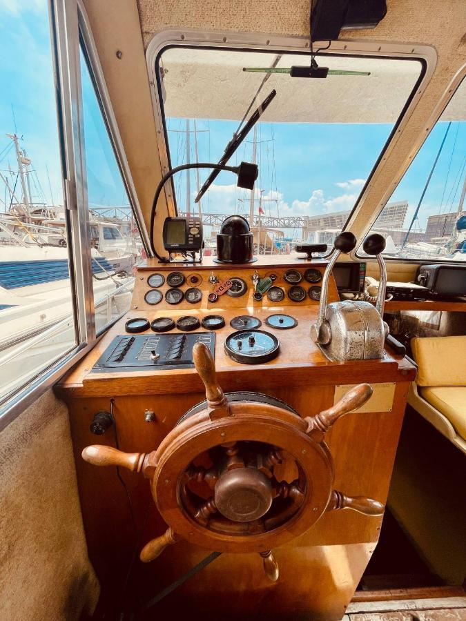 Stylish 80'S Fishing Boat Hotel Sant Adrià de Besòs Eksteriør billede